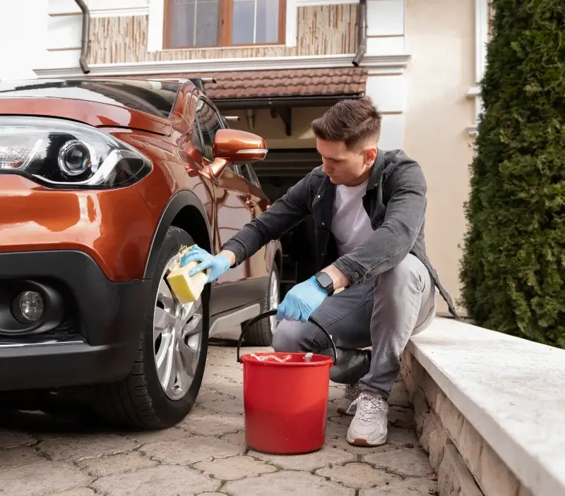 Lavage auto à domicile Le Val d'Ocre : professionnel intervenant sur un véhicule